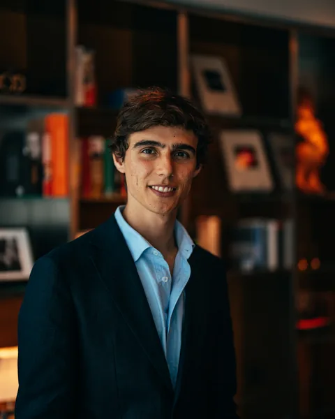 Retrato de Alejandro Sánchez Martínez, fundador y presentador de El Diario del Poder