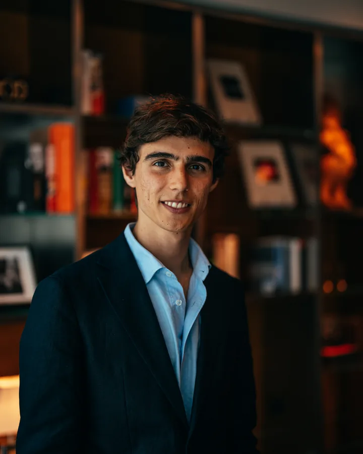 Retrato de Alejandro Sánchez Martínez, fundador y presentador de El Diario del Poder