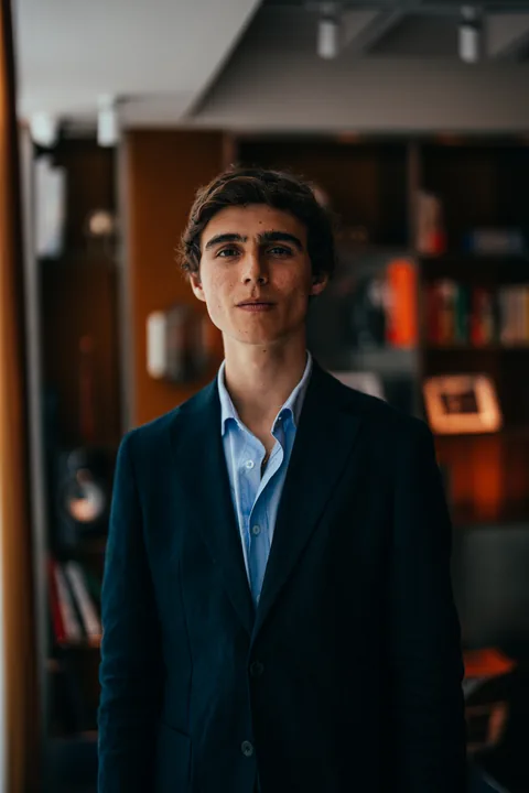 Alejandro Sánchez Martínez ante la biblioteca de la Forbes House de Madrid