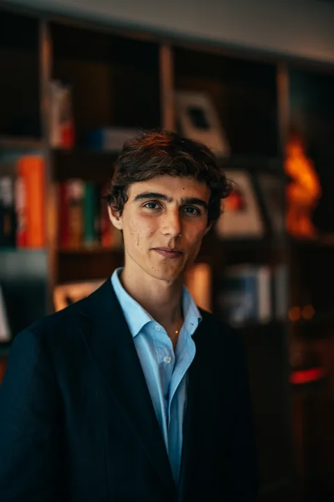 Alejandro Sánchez Martínez, fundador de El Diario del Poder, retratado en la Forbes House de Madrid