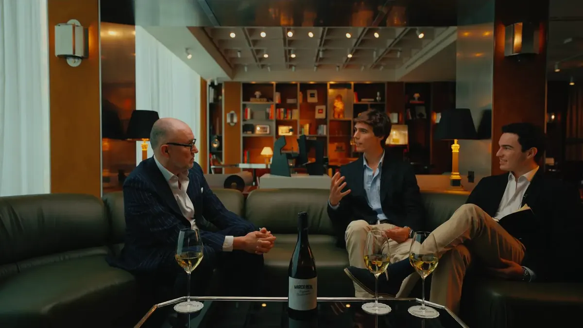 Alejandro Sánchez Martínez interviews Andrés Rodríguez, president of Forbes Spain, alongside Víctor Gandarilla at Forbes House in Madrid for El Diario del Poder