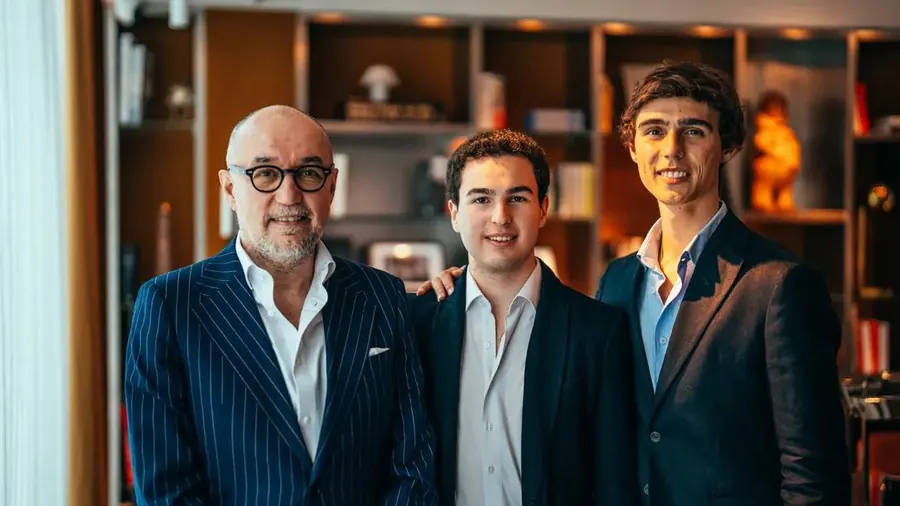 Alejandro Sánchez Martínez y Víctor Gandarilla con Andrés Rodríguez, presidente de Forbes España