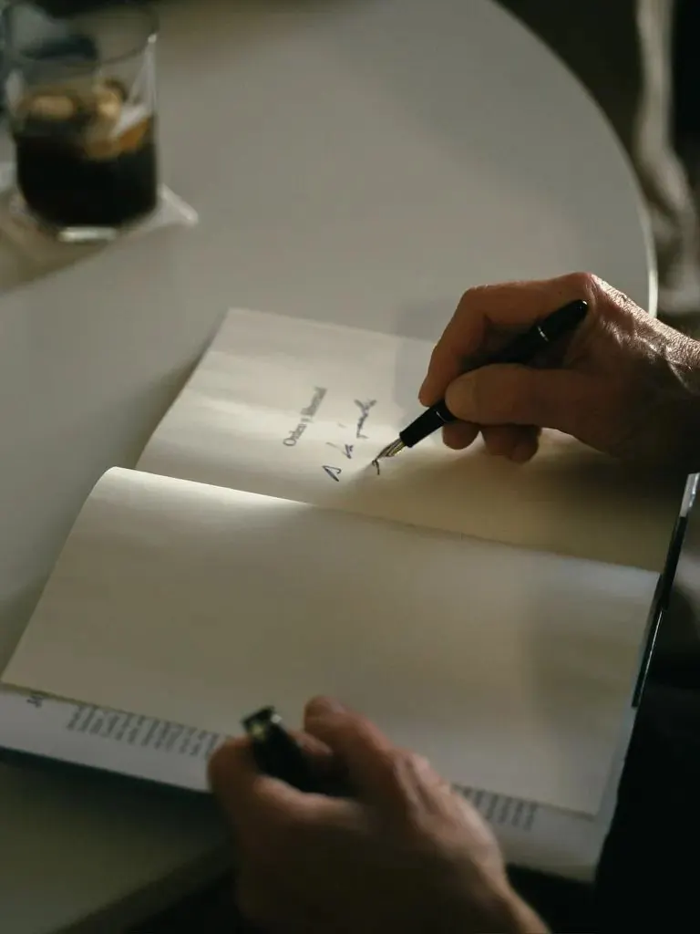 Firma de libro durante una grabación de El Diario del Poder