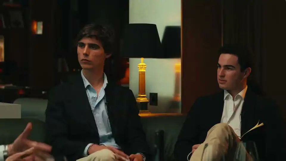 Alejandro Sánchez Martínez y Víctor Gandarilla durante una grabación de El Diario del Poder en la Forbes House de Madrid